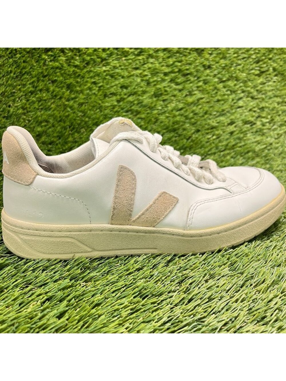 Veja V-12 Womens Size 5 White Ivory Athletic Leather Walking Shoes Sneakers